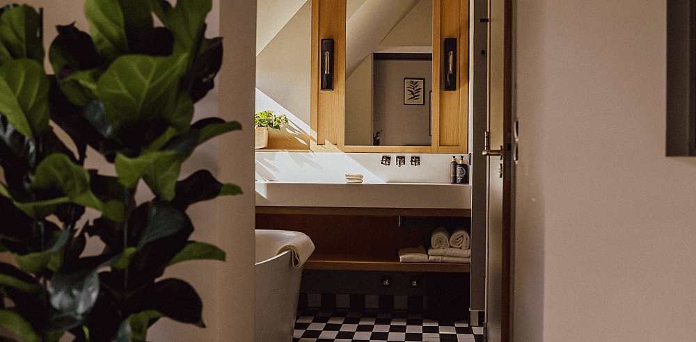 5 Hotel Ryder Crops Header Website.png
