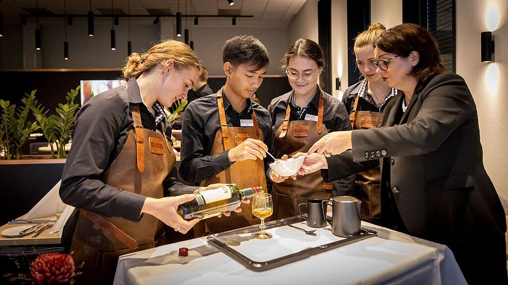 Dining at De Rooi Pannen Eindhoven – Student-Crafted Menus | Quality Lodgings