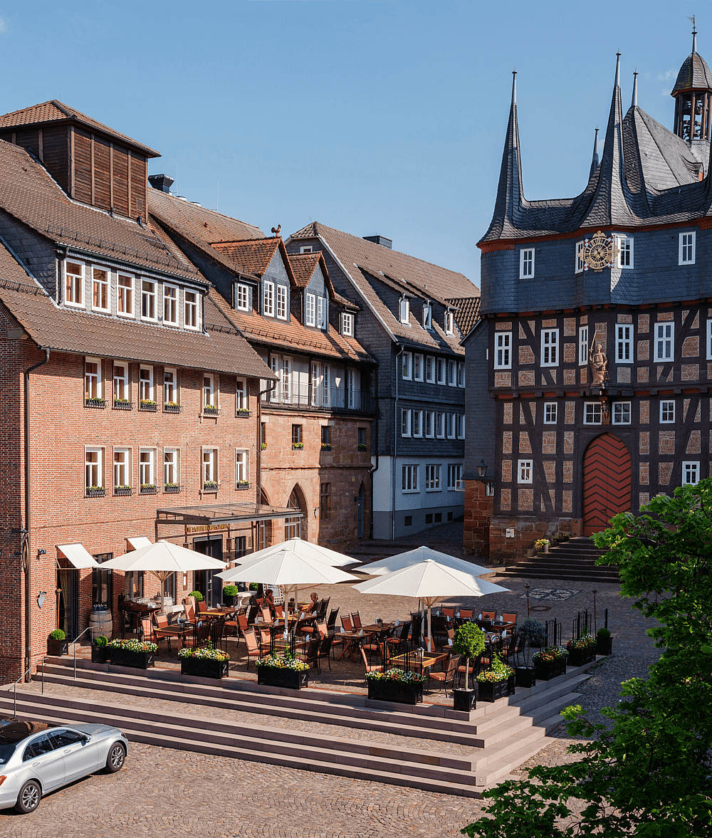 In Frankenberg’s market square, Hotel Die Sonne offers 63 renovated rooms in three 16th-century houses. Blending history with modern comfort, this boutique hotel exudes warmth, style, and authentic hospitality in the heart of Hesse’s Ederbergland.