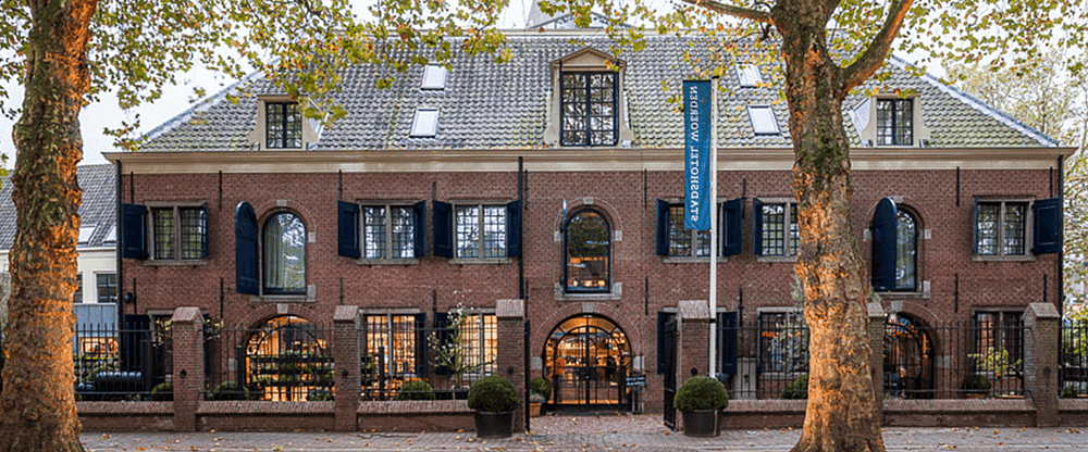 Van Rossum buiten 1.png